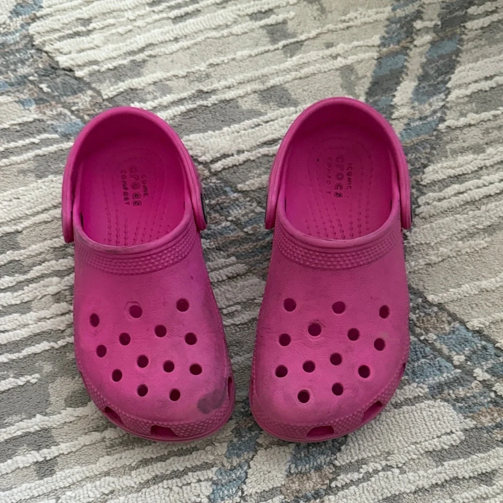 Crocs • hot pink slip on crocs
